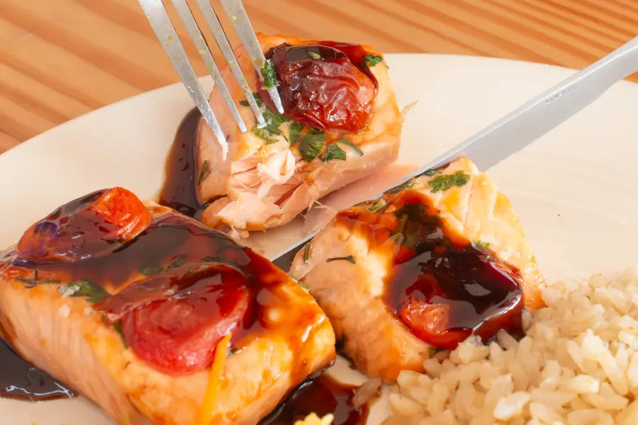 Salmão Assado com Tomate Cereja e Molho Tarê da Casa