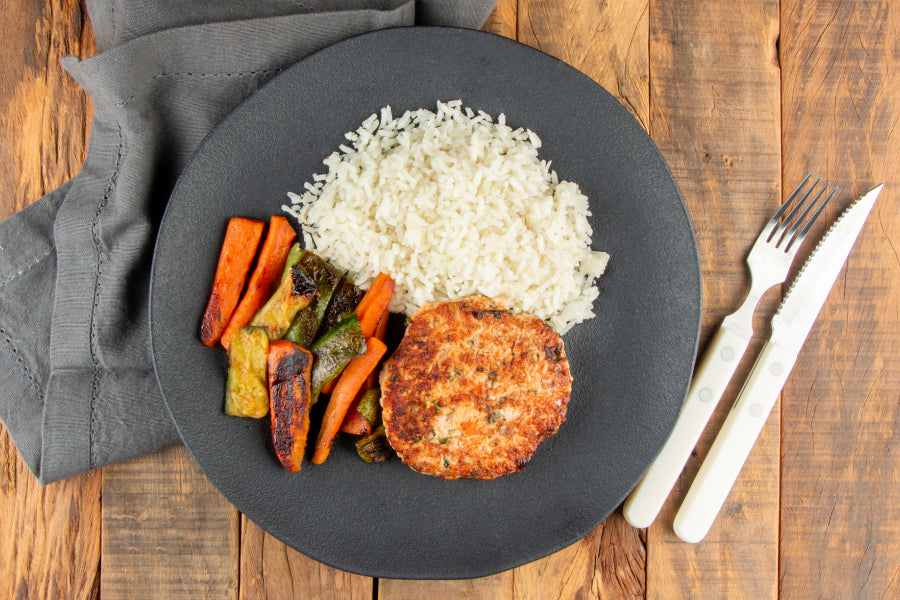Hambúrguer de Salmão, Arroz Branco e Legumes Grelhados