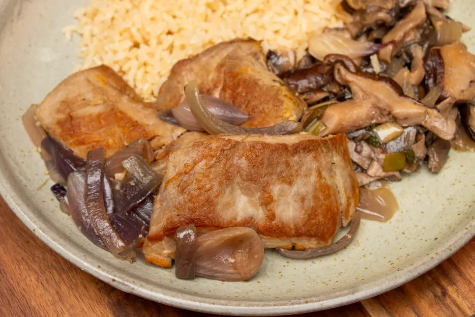 Mignon Suíno com Cebola Roxa, Arroz Integral e Cogumelos Grelhados com Shoyu
