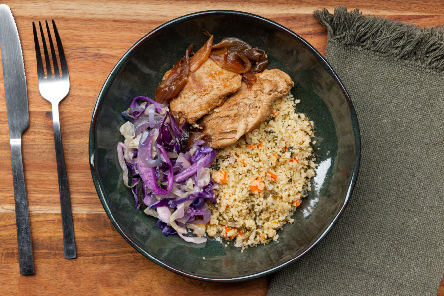 Mignon Suíno com Cebola Roxa, Cuscuz Marroquino e Repolho Refogado