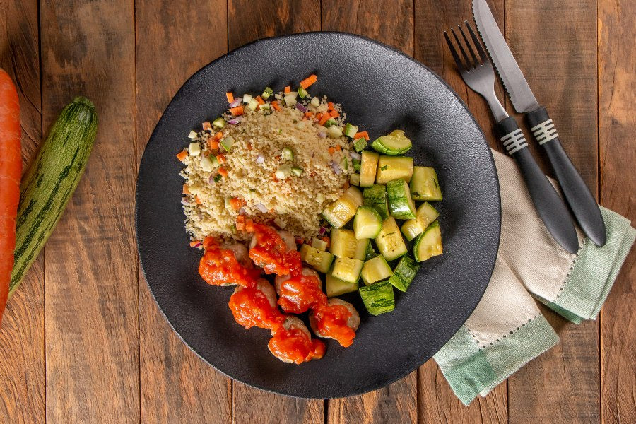 Almôndega de Frango com Molho de Tomate, Cuscuz Marroquino e Abobrinha Refogada