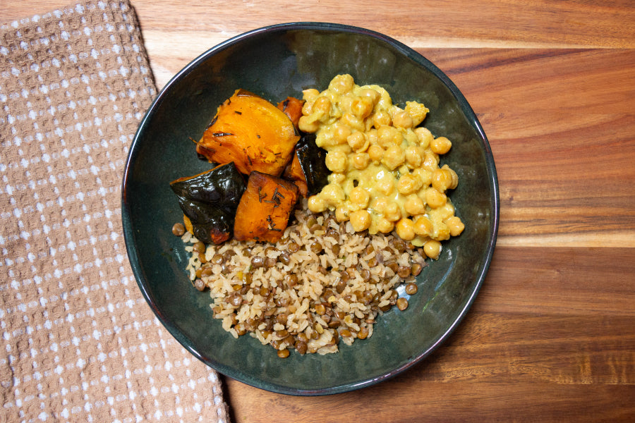 Curry de Grão de Bico, Arroz Integral com Lentilha e Cebola Roxa e Abóbora Cabotian Assada