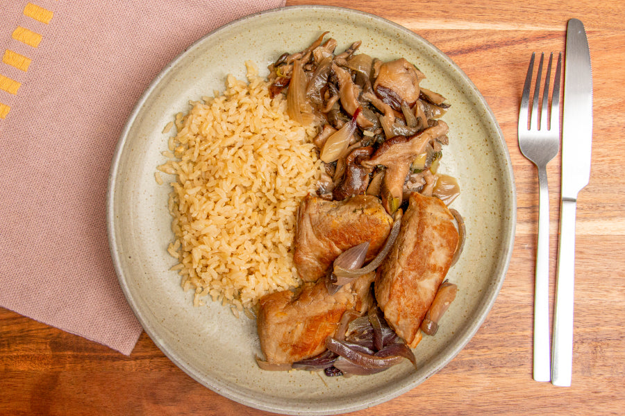 Mignon Suíno com Cebola Roxa, Arroz Integral e Cogumelos Grelhados com Shoyu