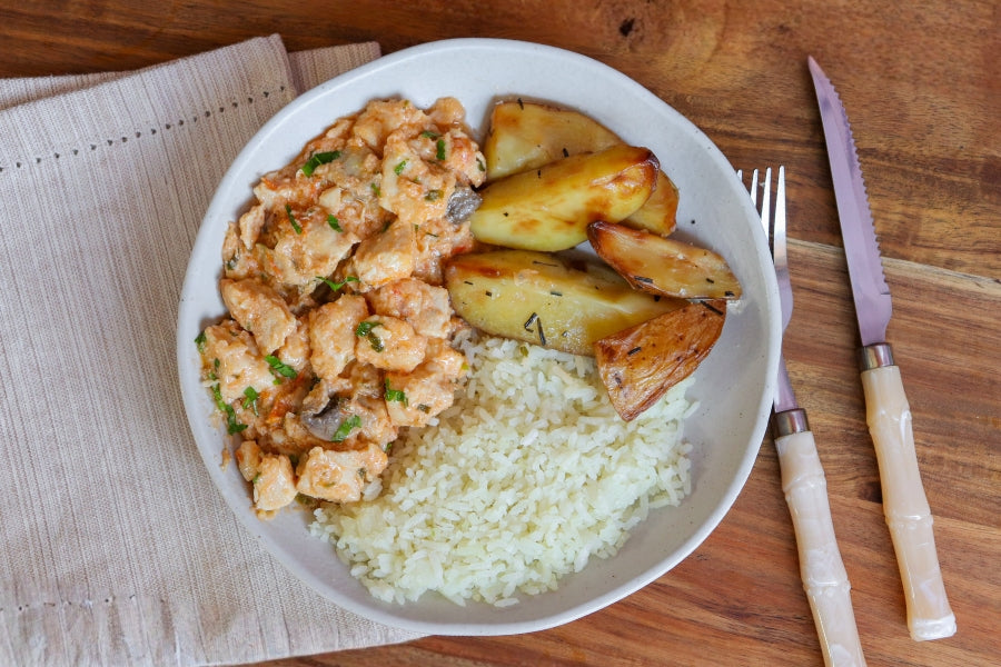 Strogonoff de Frango, Arroz Branco e Batata Rústica com Alecrim