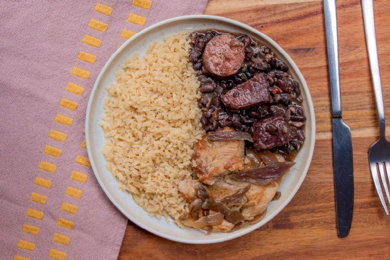 Feijoada Light, Arroz Integral e Mignon Suíno com Cebola Roxa