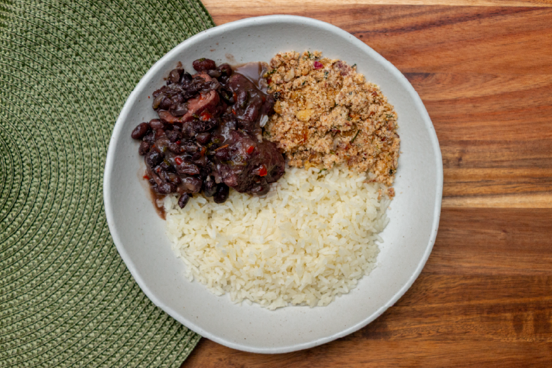 Feijoada Light, Arroz Branco e Farofa com castanha