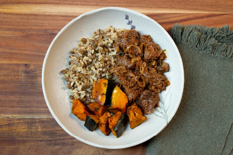 Carne de Panela da Rosinha, Arroz Integral com Lentilha e Cebola Roxa e Abóbora Cabotian Assada