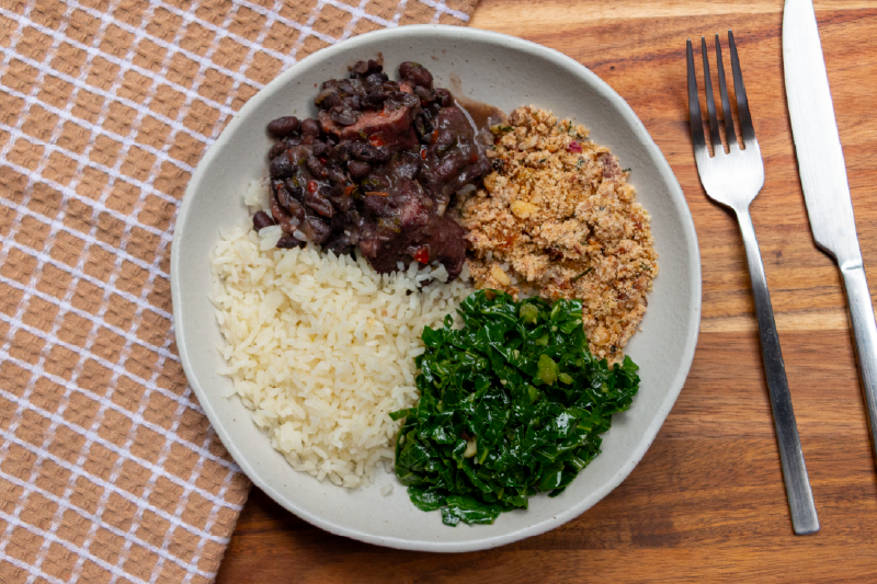 Feijoada Light, Arroz Branco, Couve Manteiga e Farofa com Castanhas