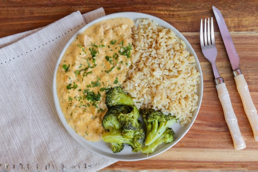 Strogonoff de Frango, Arroz Integral e Brócolis ao Alho