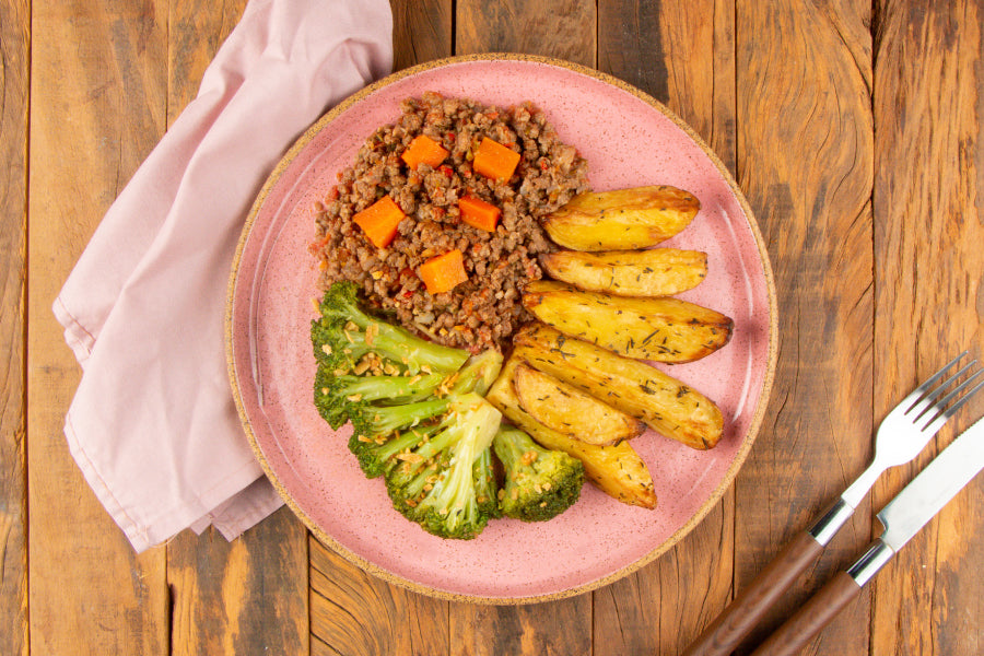 Carne Moída, Batata Rústica com Alecrim e Brócolis ao Alho