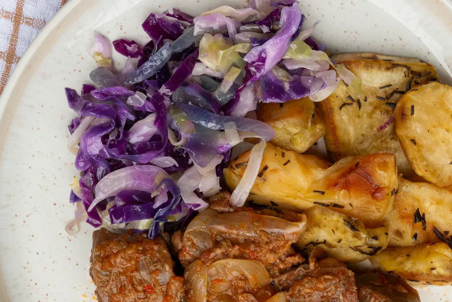 Carne de Panela da Rosinha, Batata Doce Assada com Alecrim e Repolho Refogado