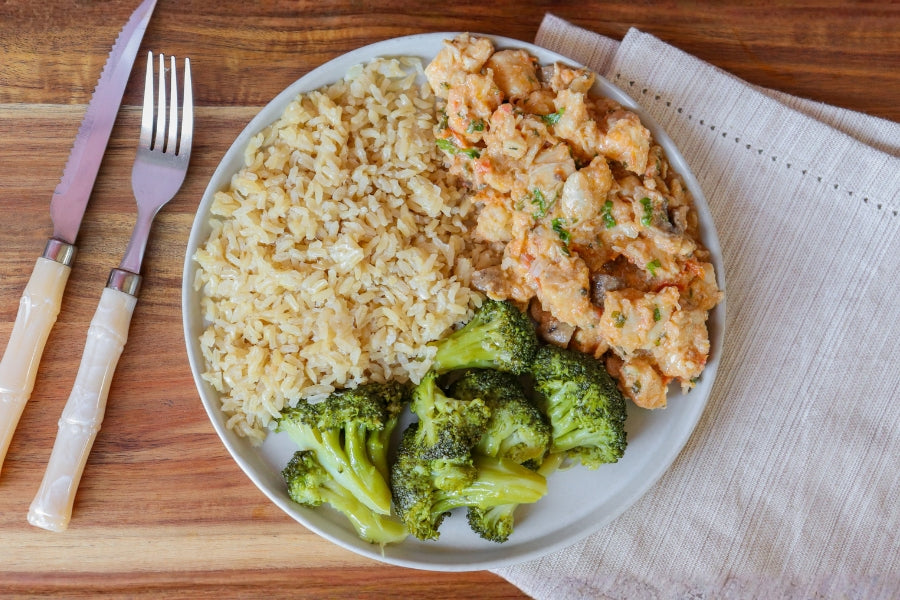 Strogonoff de Frango, Arroz Integral e Brócolis ao Alho