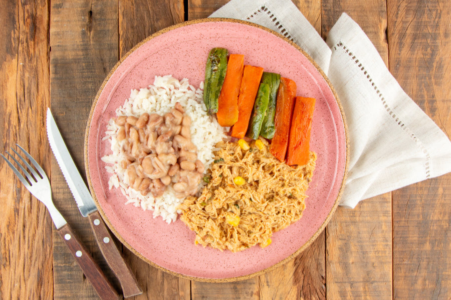 Frango Desfiado da Cumbuca, Arroz Branco, Feijão Carioca e Legumes Grelhados