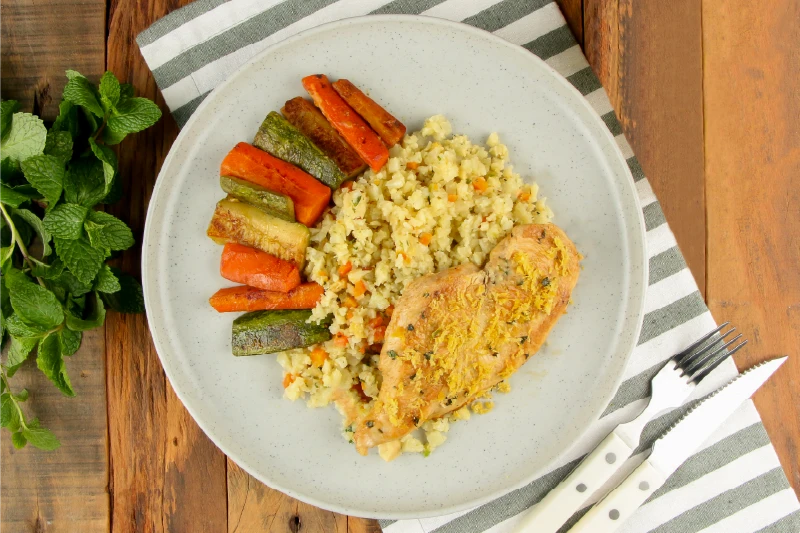 Filé de Frango com Hortelã, Arroz de Couve-Flor com Castanhas e Legumes Grelhados