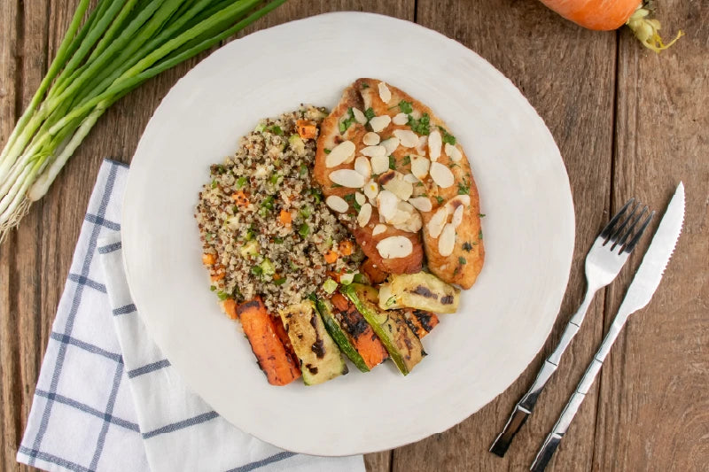 Saint Peter com Amêndoas e Ervas Finas com Mix de Quinoa com Alho-Poró e Legumes Grelhados