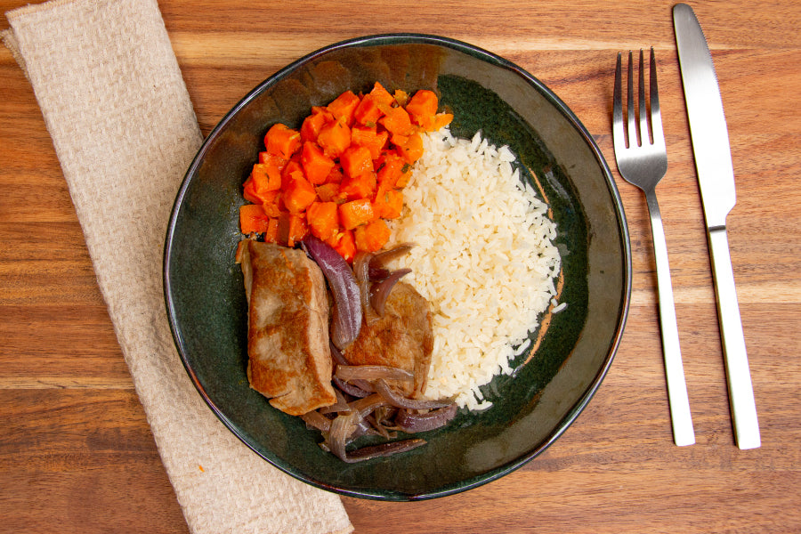 Mignon Suíno com Cebola Roxa, Arroz Branco, Cenoura Refogada