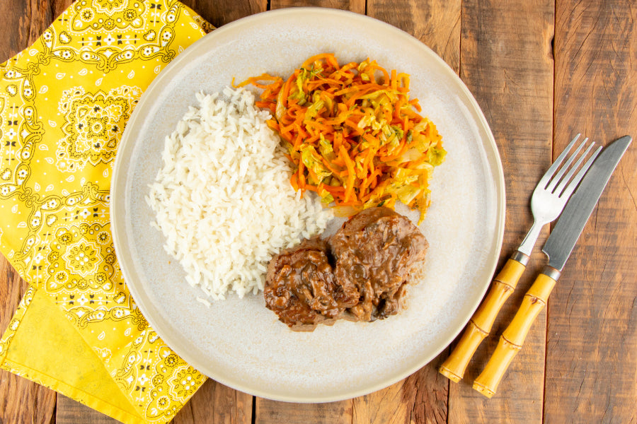 Filé Mignon com Molho de Shimeji, Arroz Branco e Espaguete de Cenoura com Repolho