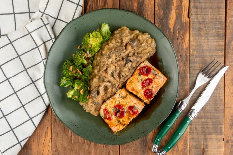 Salmão Assado com Tomate Cereja e Molho Tarê da Casa, Risoto de Funghi e Brócolis ao Alho