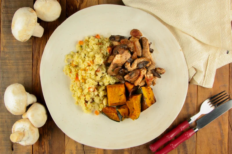 Iscas de Mignon Suíno com Cogumelos, Arroz de Couve-Flor com Castanhas e Abóbora Cabotian Assada