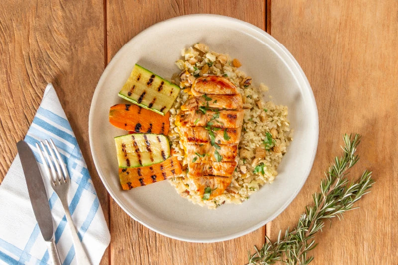 Filé de Frango Grelhado com Salsinha, Arroz de Couve-Flor com Castanhas e Legumes Grelhados
