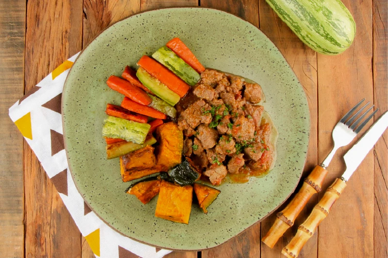 Picadinho de Carne, Abóbora Cabotian Assada e Legumes Grelhados