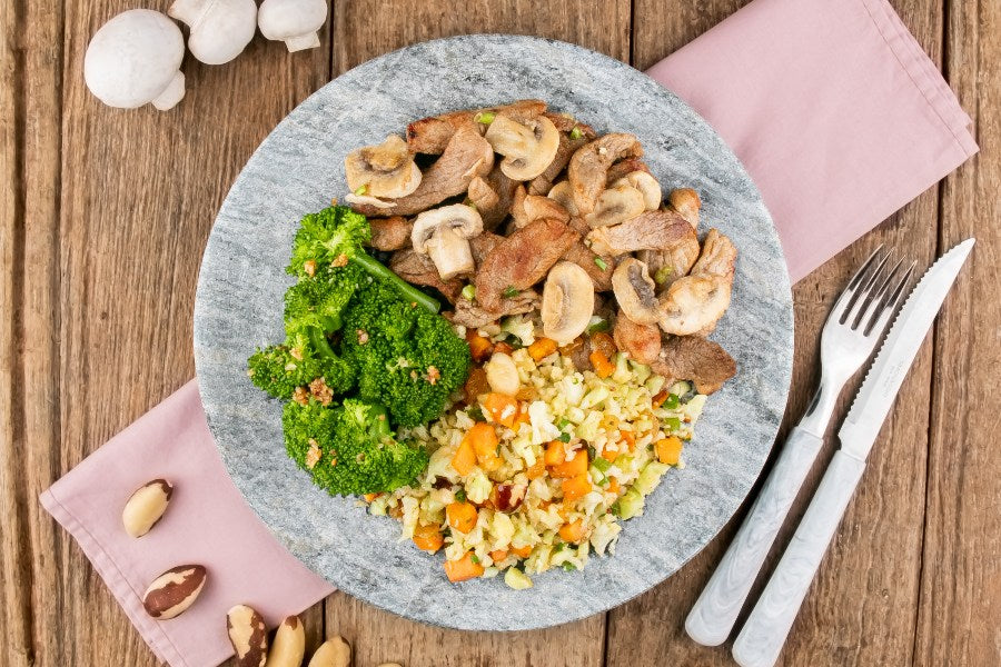 Iscas de Mignon Suíno com Cogumelos, Arroz de Couve-Flor com Castanhas e Brócolis ao Alho