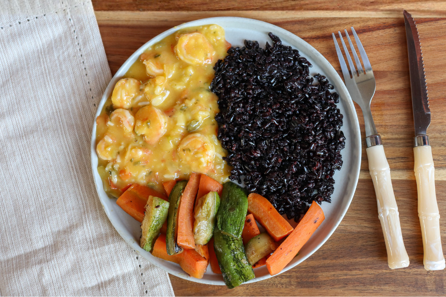 Bobó de Camarão, Arroz Negro e Legumes Grelhados