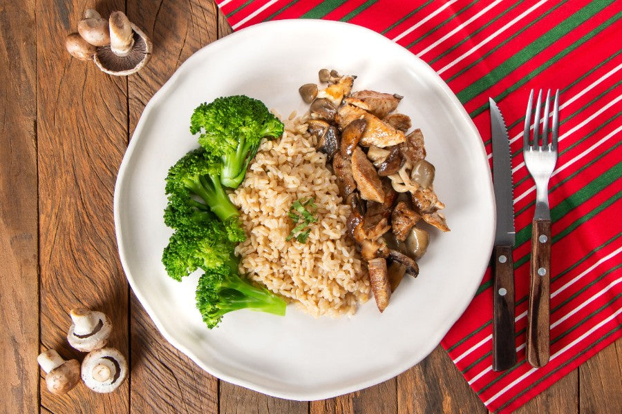 Iscas de Mignon Suíno com Cogumelos, Arroz Integral e Brócolis ao Alho