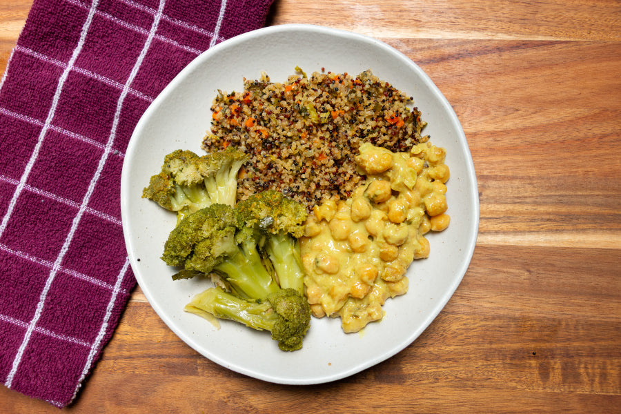 Curry de Grão de Bico, Brócolis ao Alho e Mix de Quinoa com Alho Poró