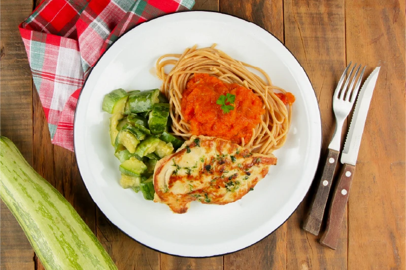 File de Frango Grelhado com Salsinha, Espaguete Integral com Molho de Tomate e Abobrinha Refogada