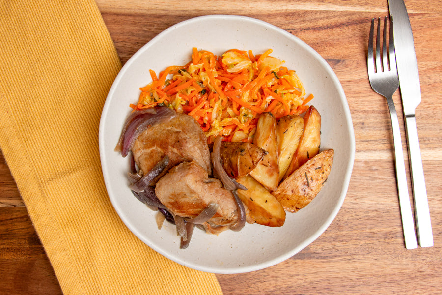 Mignon Suíno com Cebola Roxa, Batata Rústica com Alecrim e Espaguete de Cenoura com Repolho