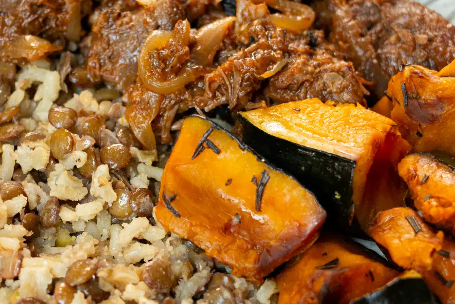 Carne de Panela da Rosinha, Arroz Integral com Lentilha e Cebola Roxa e Abóbora Cabotian Assada