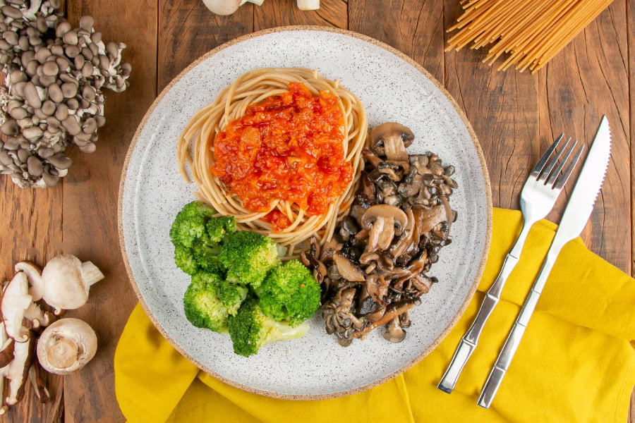 Cogumelos Grelhados com Shoyu, Espaguete Integral com Molho de Tomate e Brócolis ao Alho