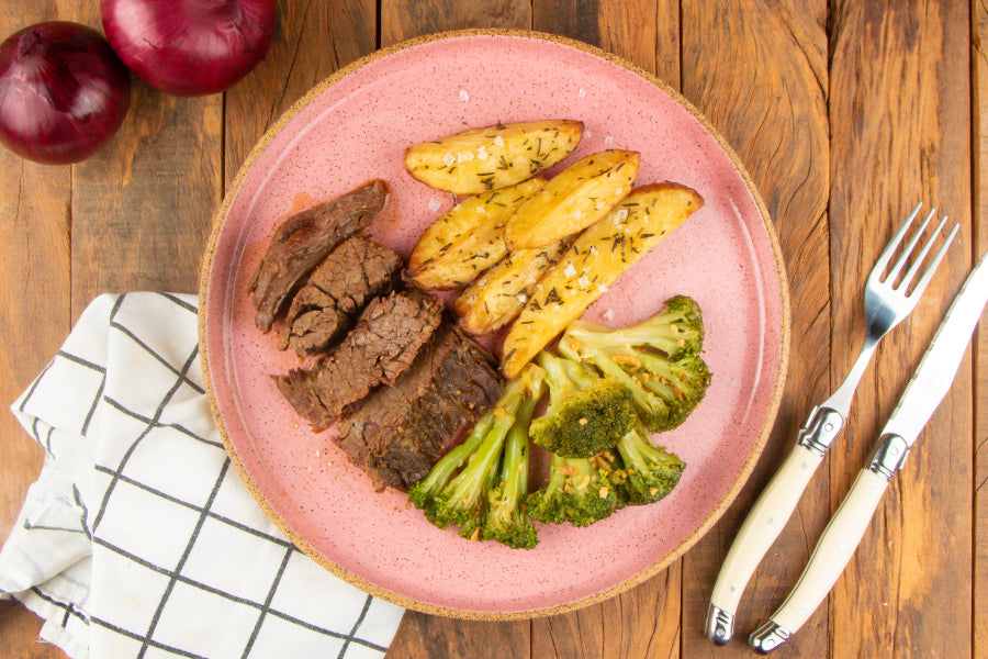 Fraldinha Assada com Cebola Roxa, Batata Rústica com Alecrim e Brócolis ao Alho