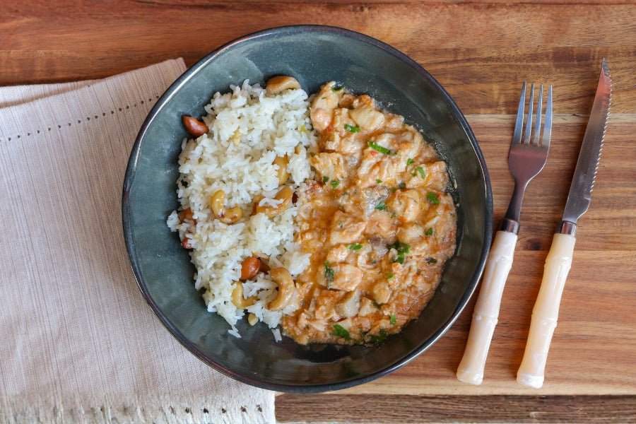Strogonoff de Frango com Arroz Jasmim com Castanha de Caju