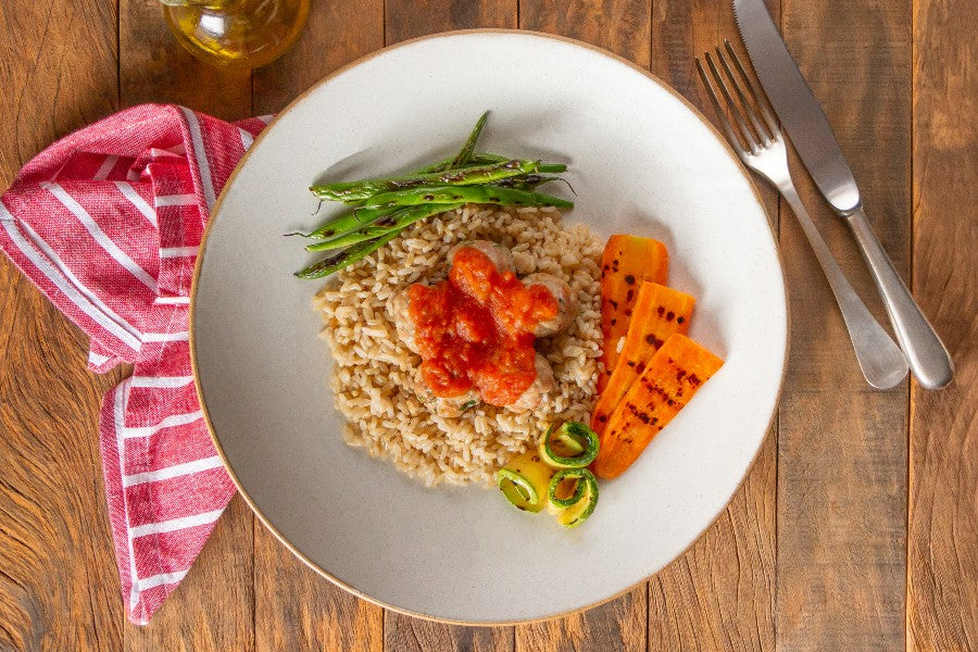 Almôndega de Frango com Molho de Tomate, Arroz Integral e Legumes Grelhados