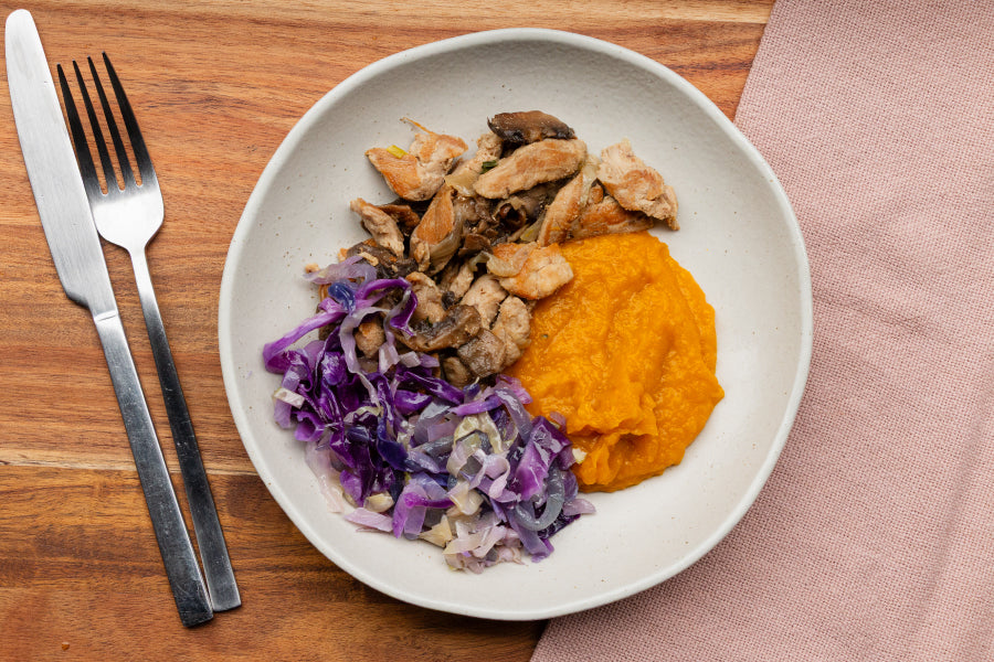 Iscas de Mignon Suíno com Cogumelos, Purê de Abóbora Cabotian e Repolho Refogado