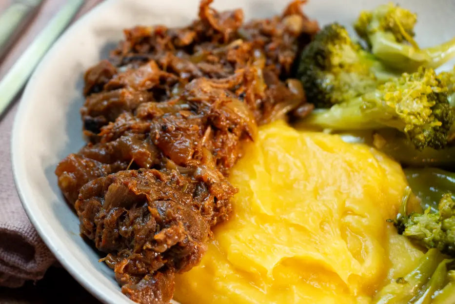 Carne de Panela da Rosinha, Purê de Mandioquinha e Brócolis ao Alho