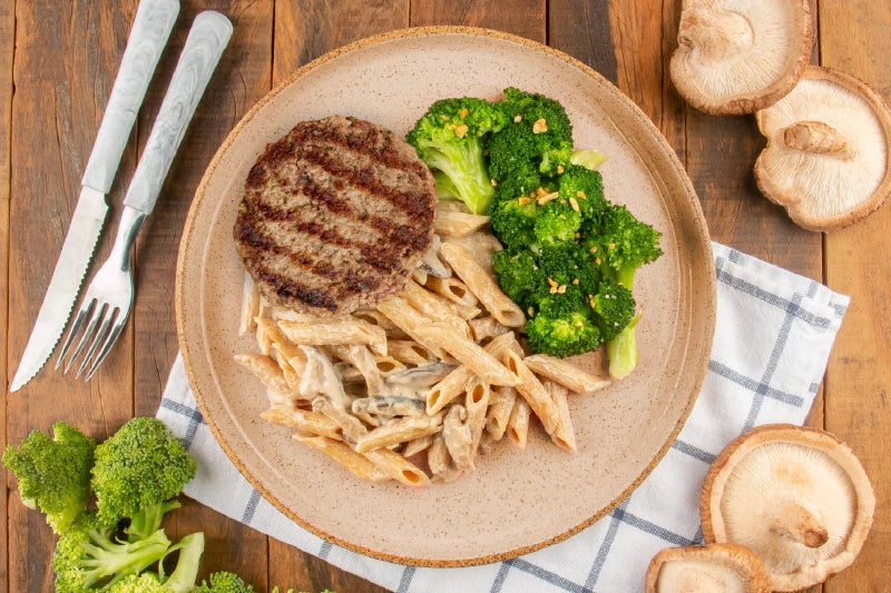 Hambúrguer de Fraldinha, Penne ao Molho de Shitake com Brócolis ao Alho