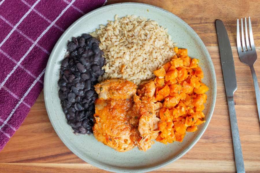 Sobrecoxa da Vovó Lourdes, Arroz Integral, Feijão Preto e Cenoura Refogada