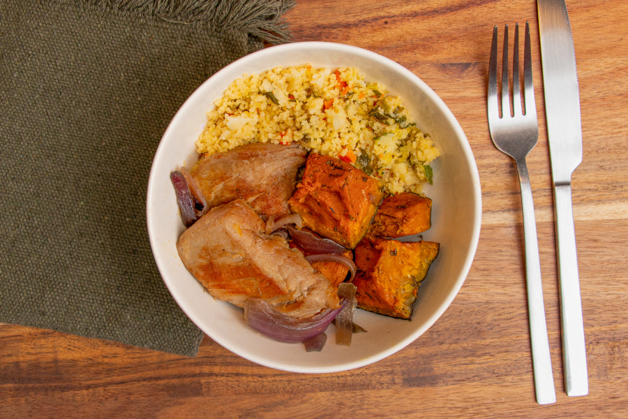 Mignon Suíno com Cebola Roxa, Cuscuz Marroquino e Abóbora Cabotian Assada