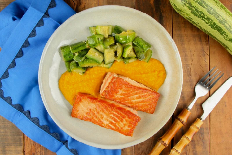 Salmão Grelhado, Purê de Abóbora Cabotian e Abobrinha Refogada