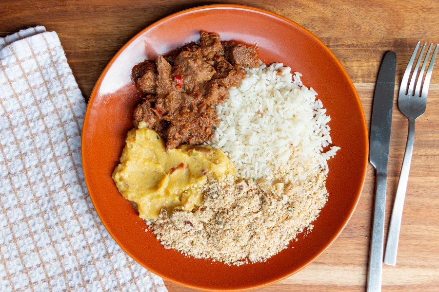 Picadinho de Carne, Arroz Branco, Purê de Banana da Terra com Queijo Coalho e Farofa com Castanhas