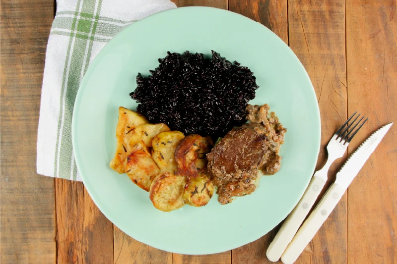 Filé Mignon com Molho de Shimeji, Arroz Negro e Batata Doce Assada com Alecrim