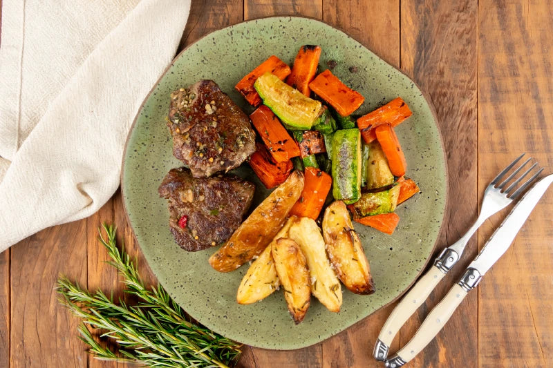 Filé Mignon com Chimichurri, Batata Rústica com Alecrim e Legumes Grelhados