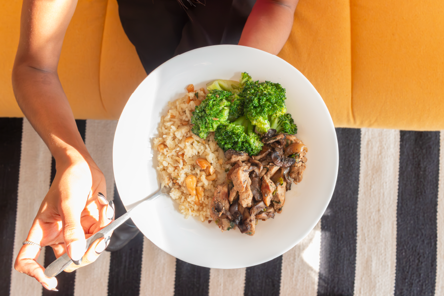 Iscas de Mignon Suíno com Cogumelos, Arroz Jasmim com Castanha de Caju e Brócolis ao Alho