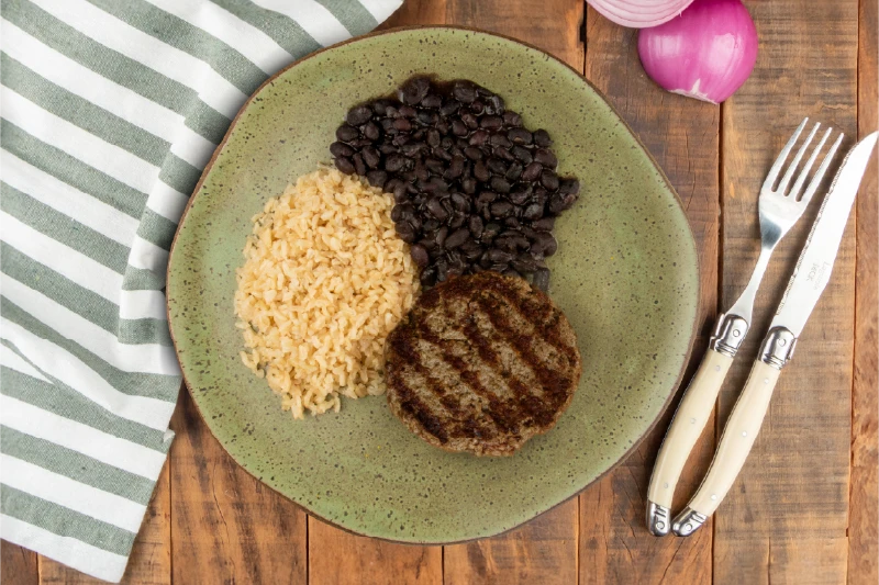 Hambúrguer de Fraldinha, Arroz Integral e Feijão Preto