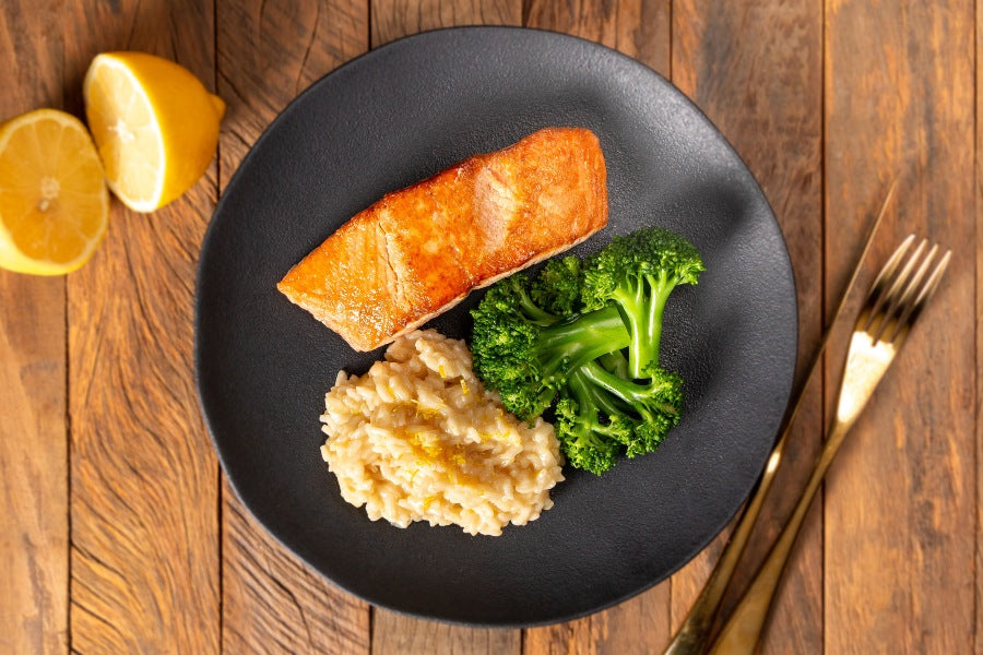 Salmão Grelhado, Risoto de Limão Siciliano e Brócolis ao Alho