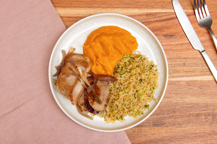 Mignon Suíno com Cebola Roxa, Arroz com Brócolis e Purê de Abóbora Cabotian