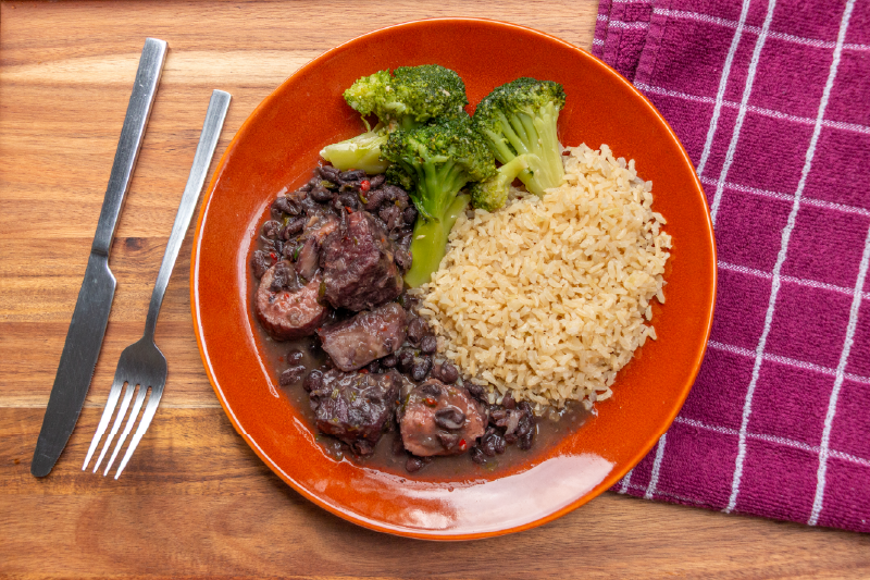 Feijoada Light, Arroz Integral e Brócolis ao Alho